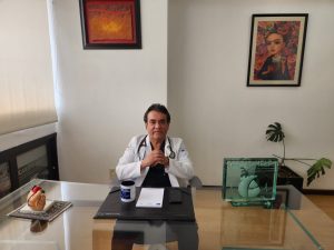 Cardiologo mexicano en su oficina