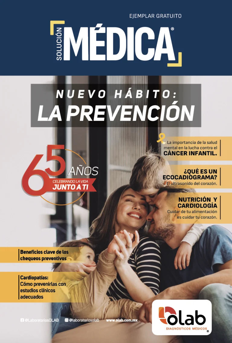 Familia de madre, padre e hija abrazados.