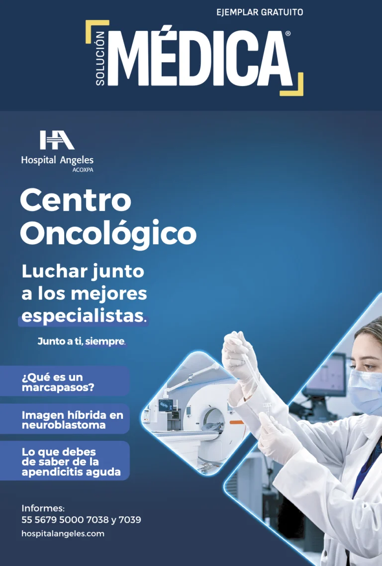 Doctora especializa en oncología revisando una muestra en un laboratorio