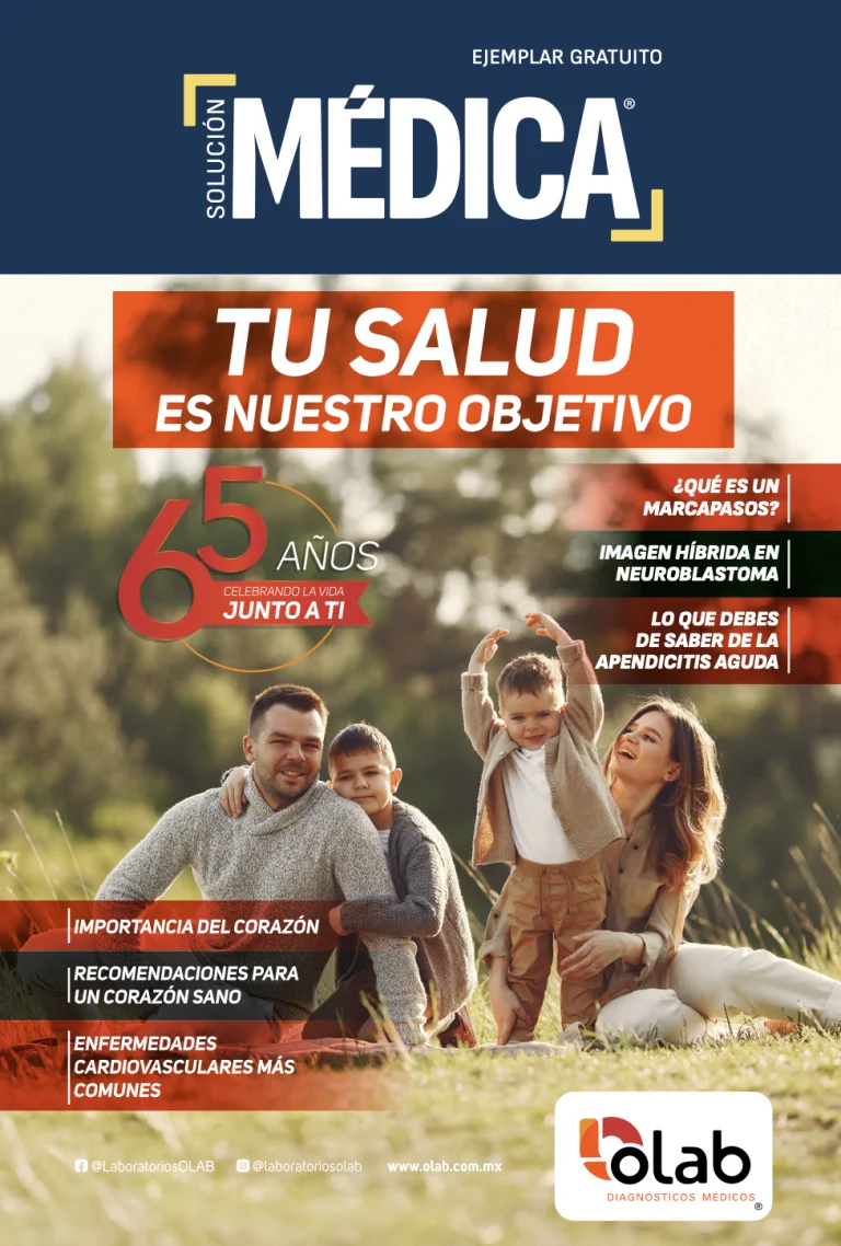 Una familia de una madre, padre y dos hijos jugando en el césped de un parque