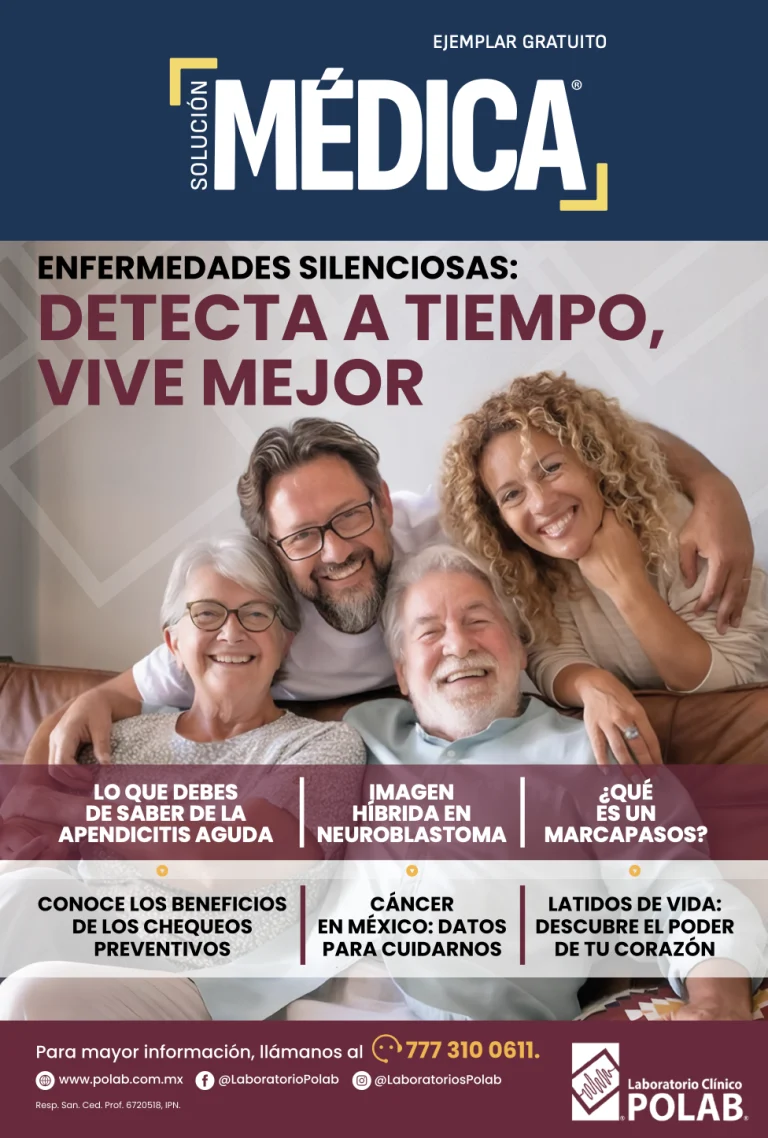 Una familia de dos adultos y dos adultos mayoores juntos mirando al frente en una habitación vacía